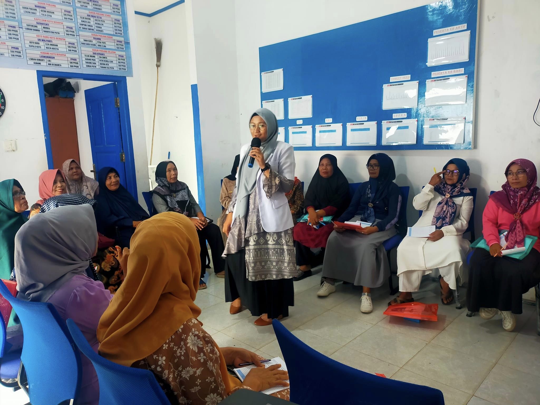 Penyuluhan pada kegiatan sekolah lansia yang diadakan oleh balai penyulih kb kecamatan bayang. Sekol